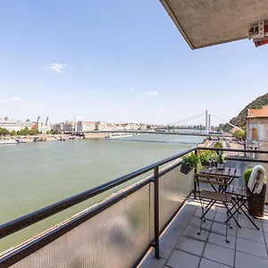 https://luxury-residence-with-a-beautiful-view-for-the-danube-river.inbudapesthotels.com